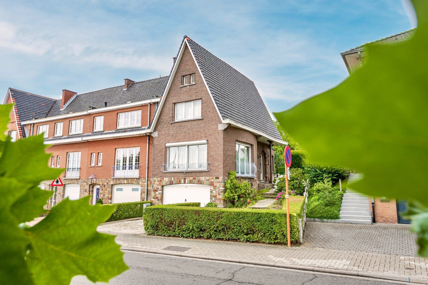Woning met 2 (mogelijk 3) slpk. , tuin en inpandige garage foto 2