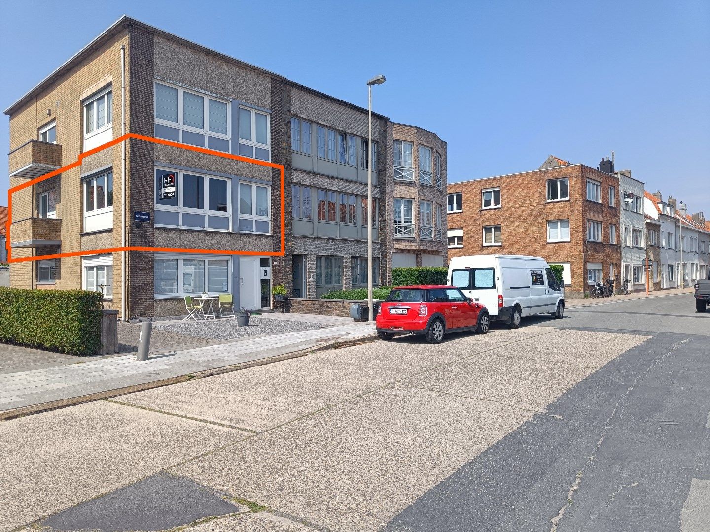 Instapklaar appartement in kleinschalige residentie te Heist. foto {{pictureIndex}}