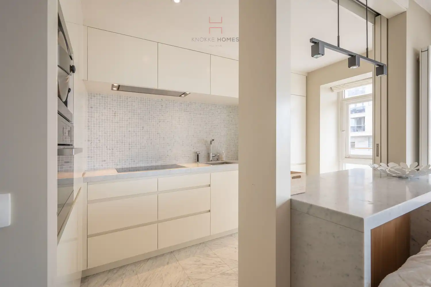 Instapklaar vernieuwd appartement met een mooi zijdelings zeezicht in Duinbergen foto 3