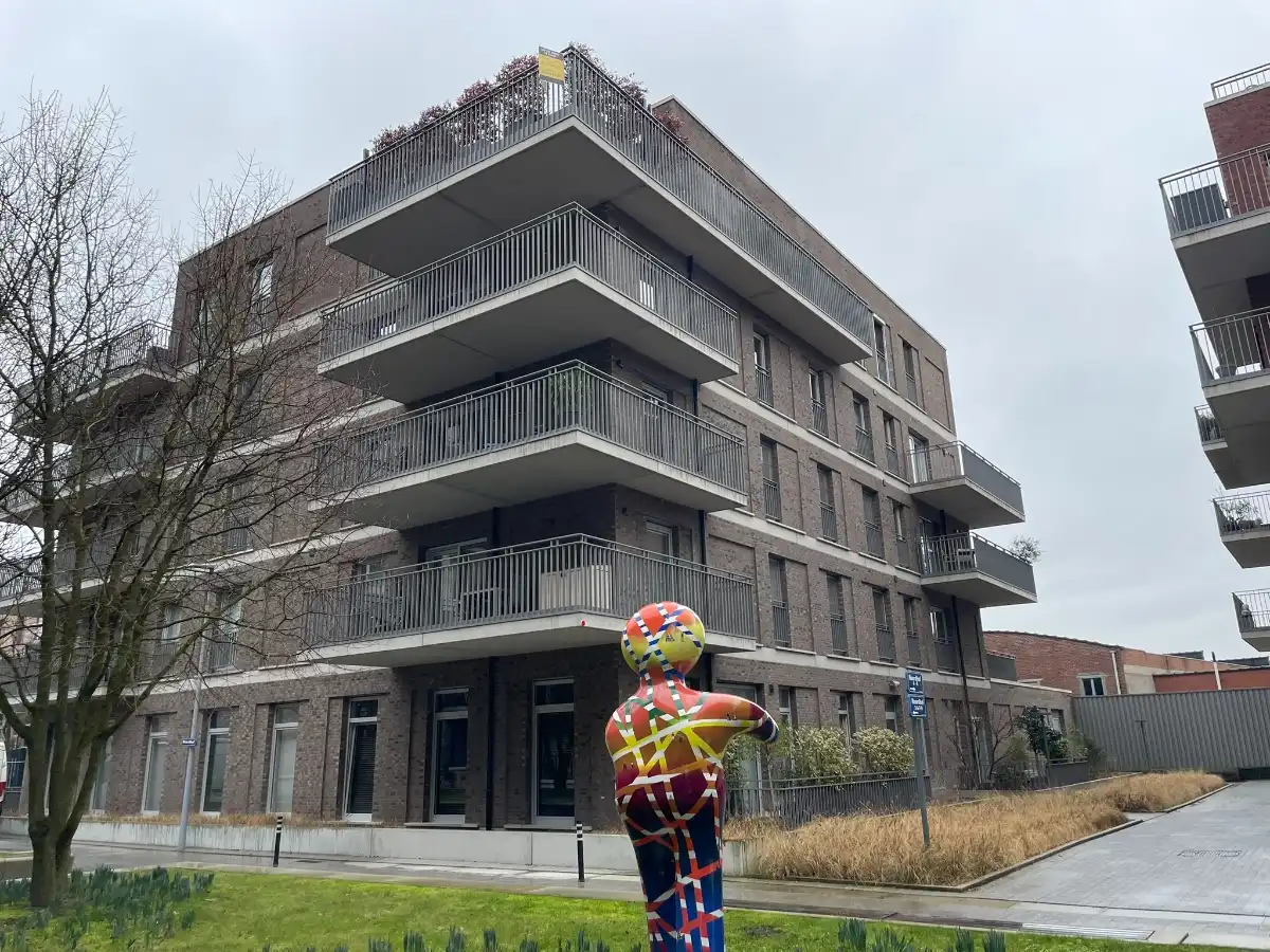 2-slpk-APP + GAR foto {{pictureIndex}}