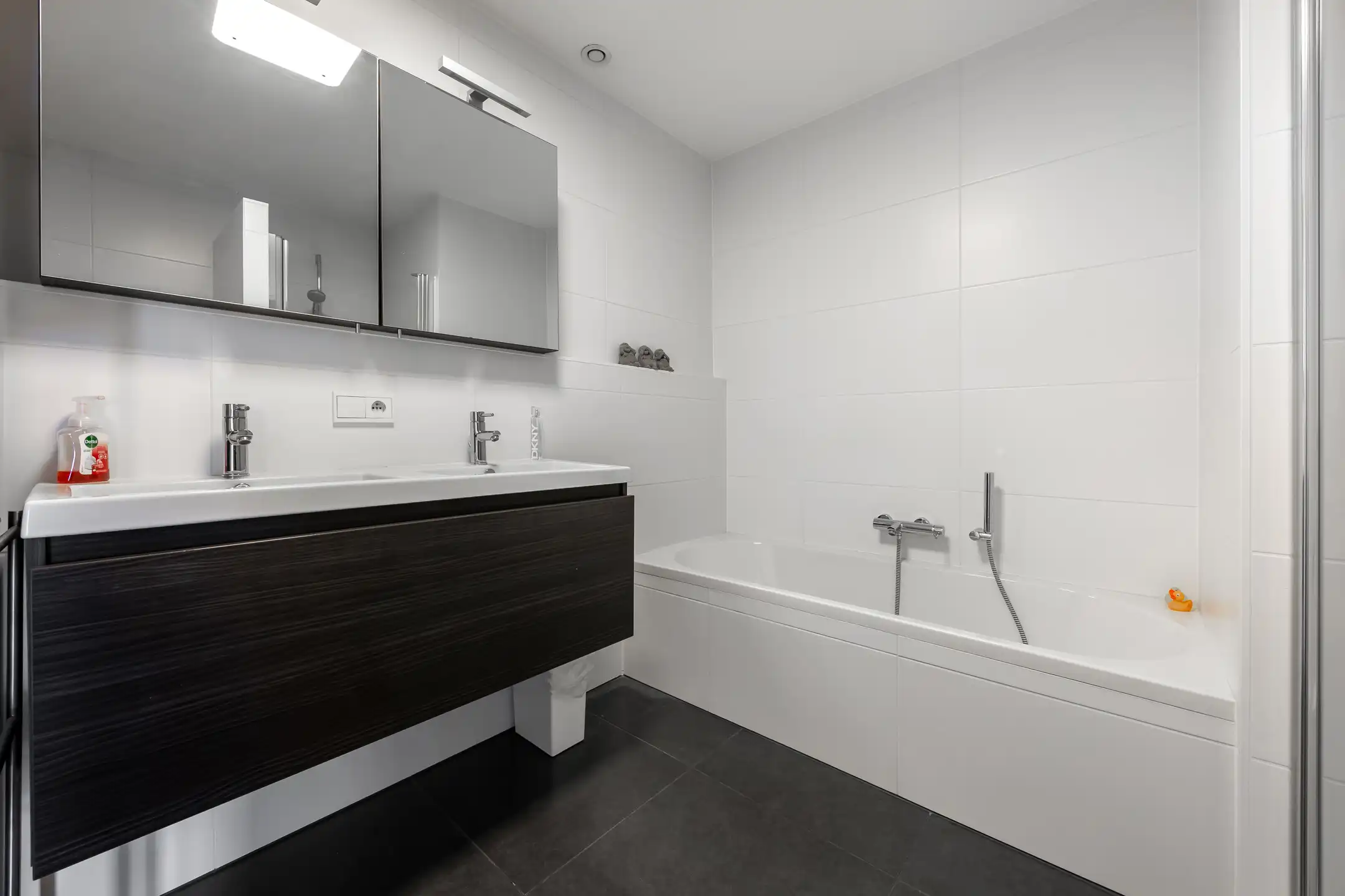 Stijlvol appartement met terras aan het Eilandje foto 12