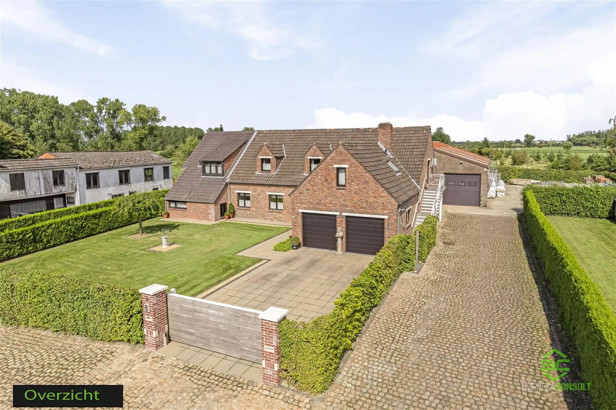 Hoofdfoto van de publicatie: Ruime woning met 8 slpk + 1 magazijn op 21a 24ca!