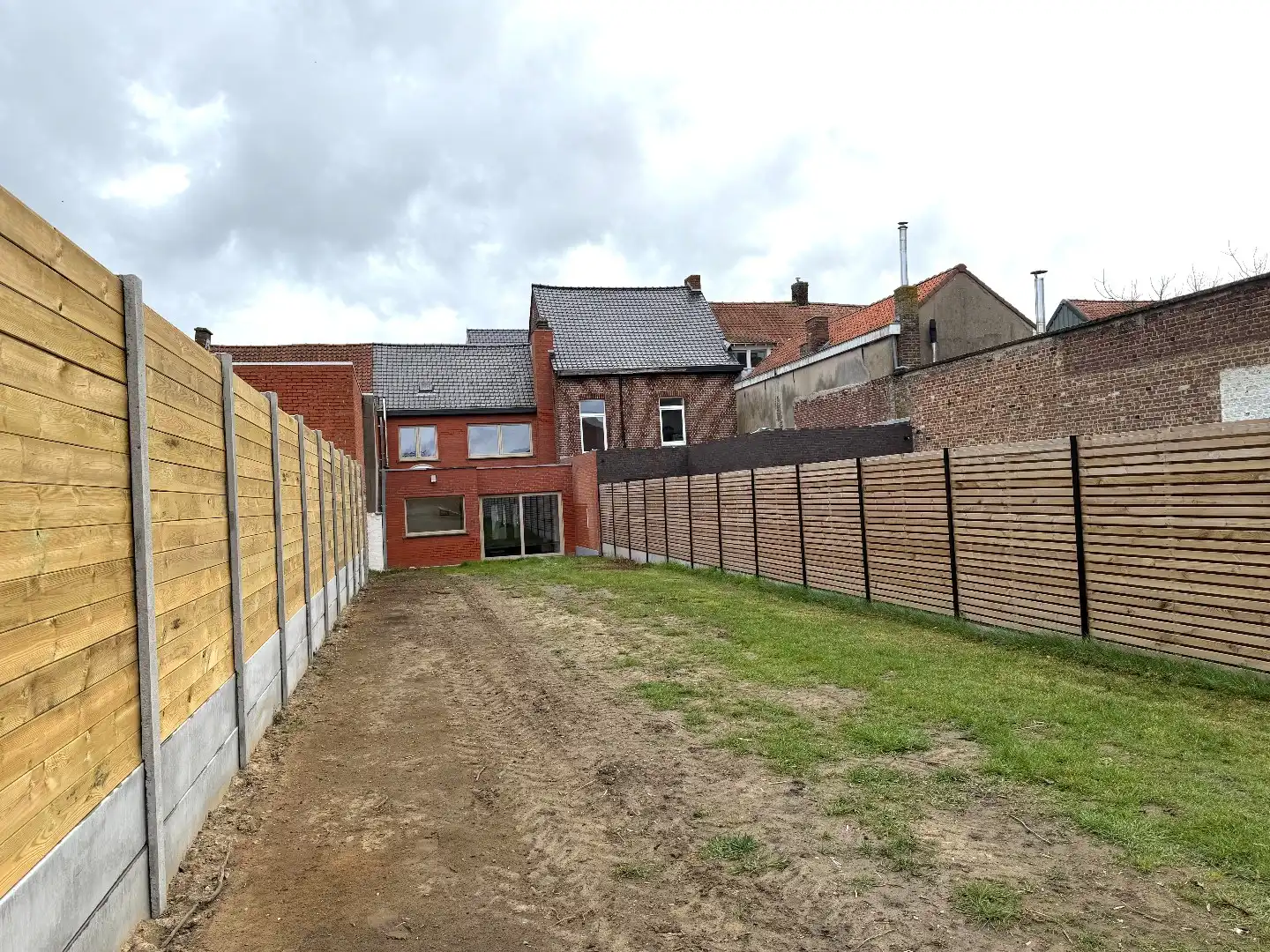 Gerenoveerde gezinswoning met 3 slaapkamers, tuin en garage. foto 25