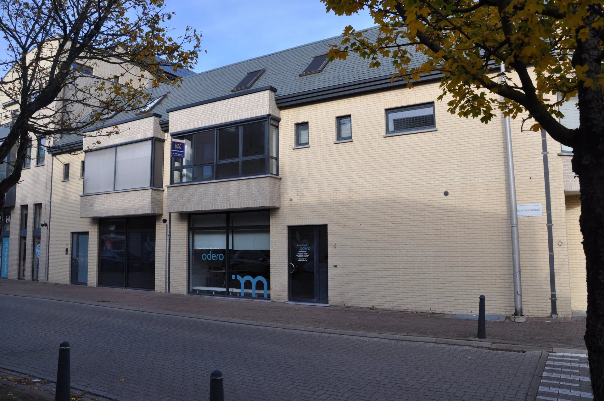 INSTAPKLAAR EN GEZELLIG DUPLEX-APPARTEMENT MET 2 SLPK'S NABIJ CENTRUM HASSELT foto {{pictureIndex}}