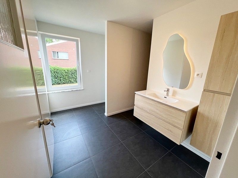 Volledig gerenoveerd appartement met 1 slaapkamer, kelderberging en garagebox foto 6