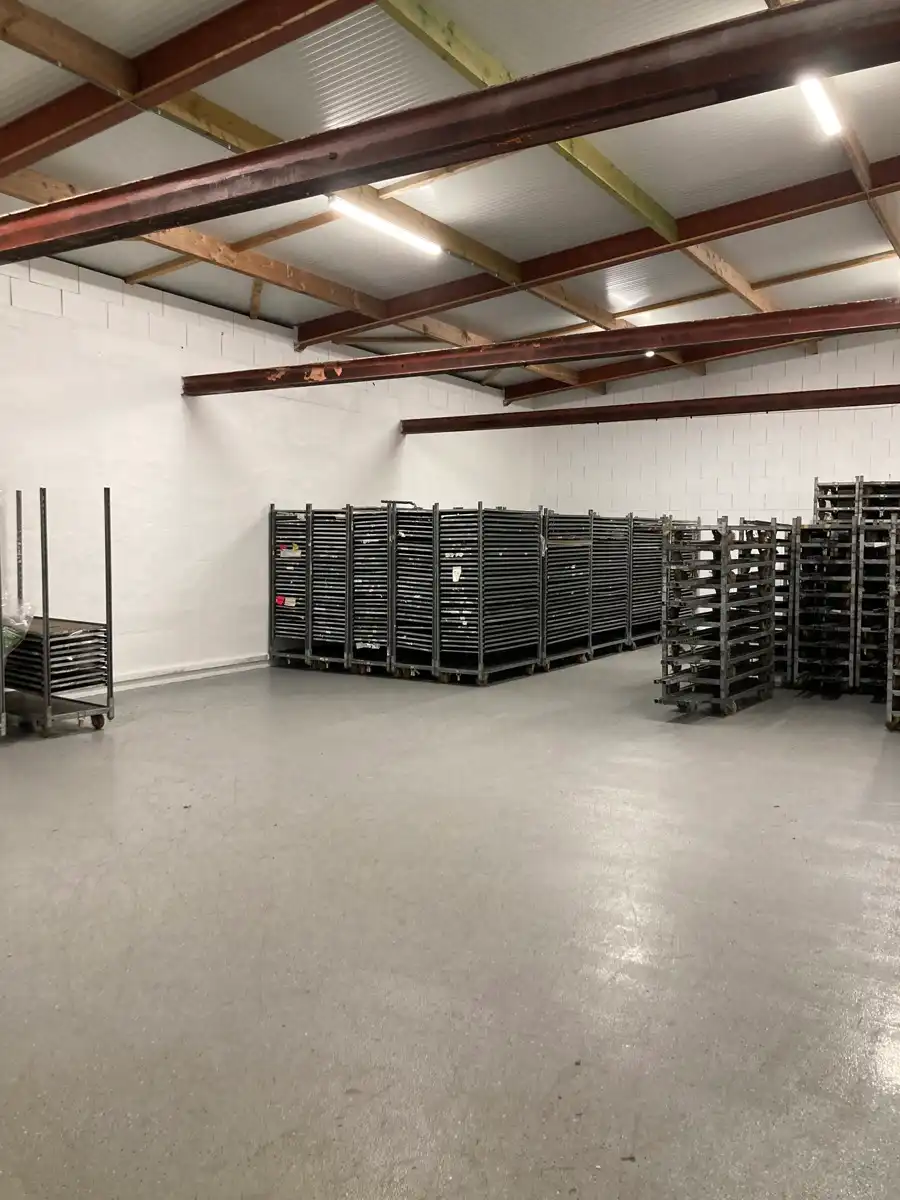 multifunctionele bedrijfsgebouw in perfecte staat met laad en loskaaien vooraan het gebouw. foto 7