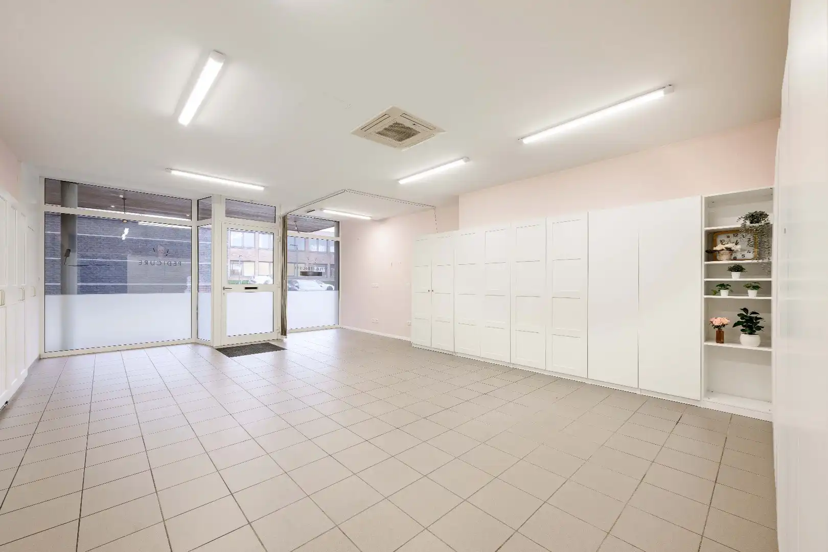 INSTAPKLAAR HANDELSPAND (65 m²) IN HET CENTRUM VAN PITTEM foto 5
