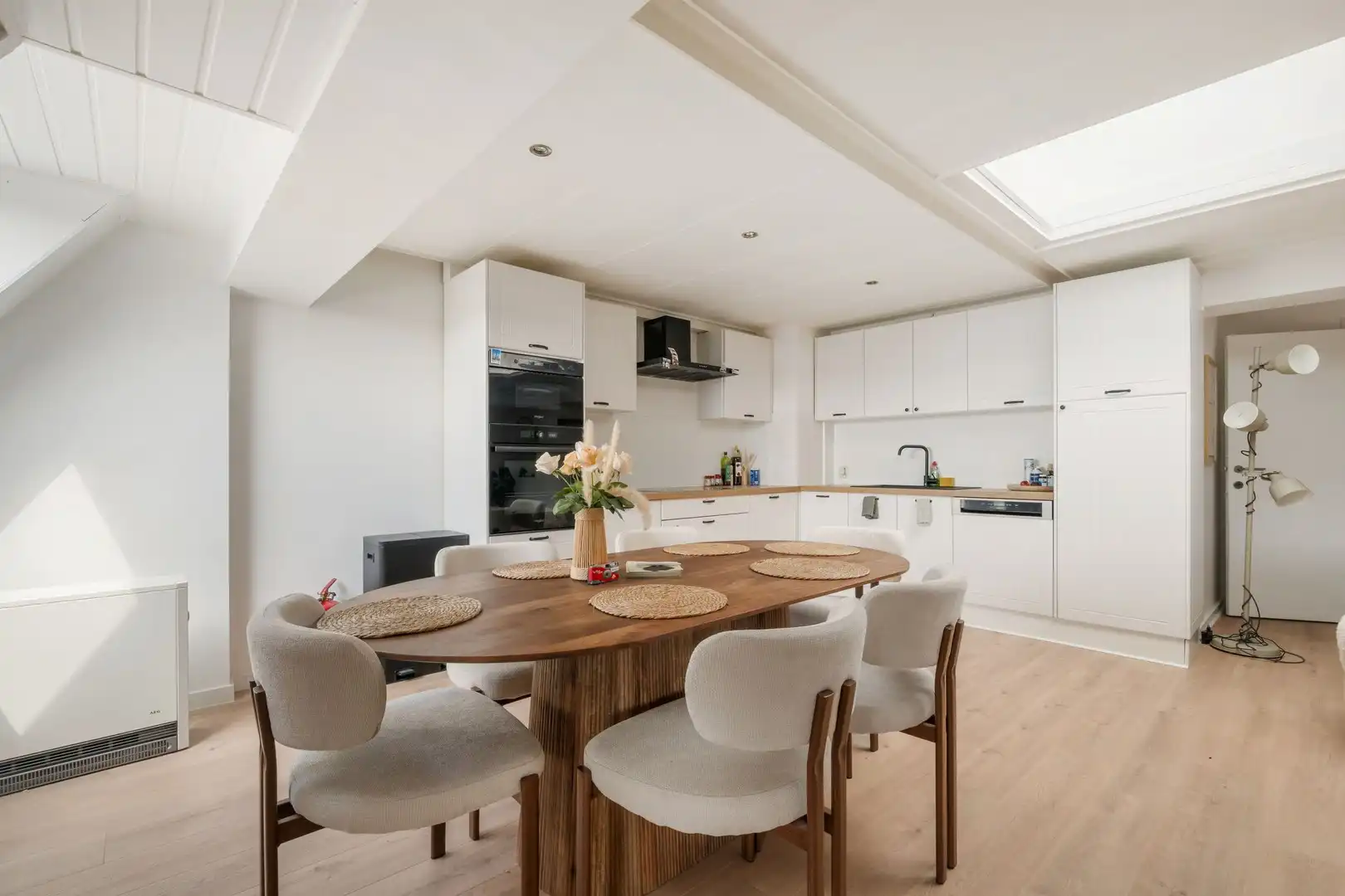 Verrassend ruim volledig opgefrist appartement in hartje Kortrijk met 1 slaapkamer foto 5