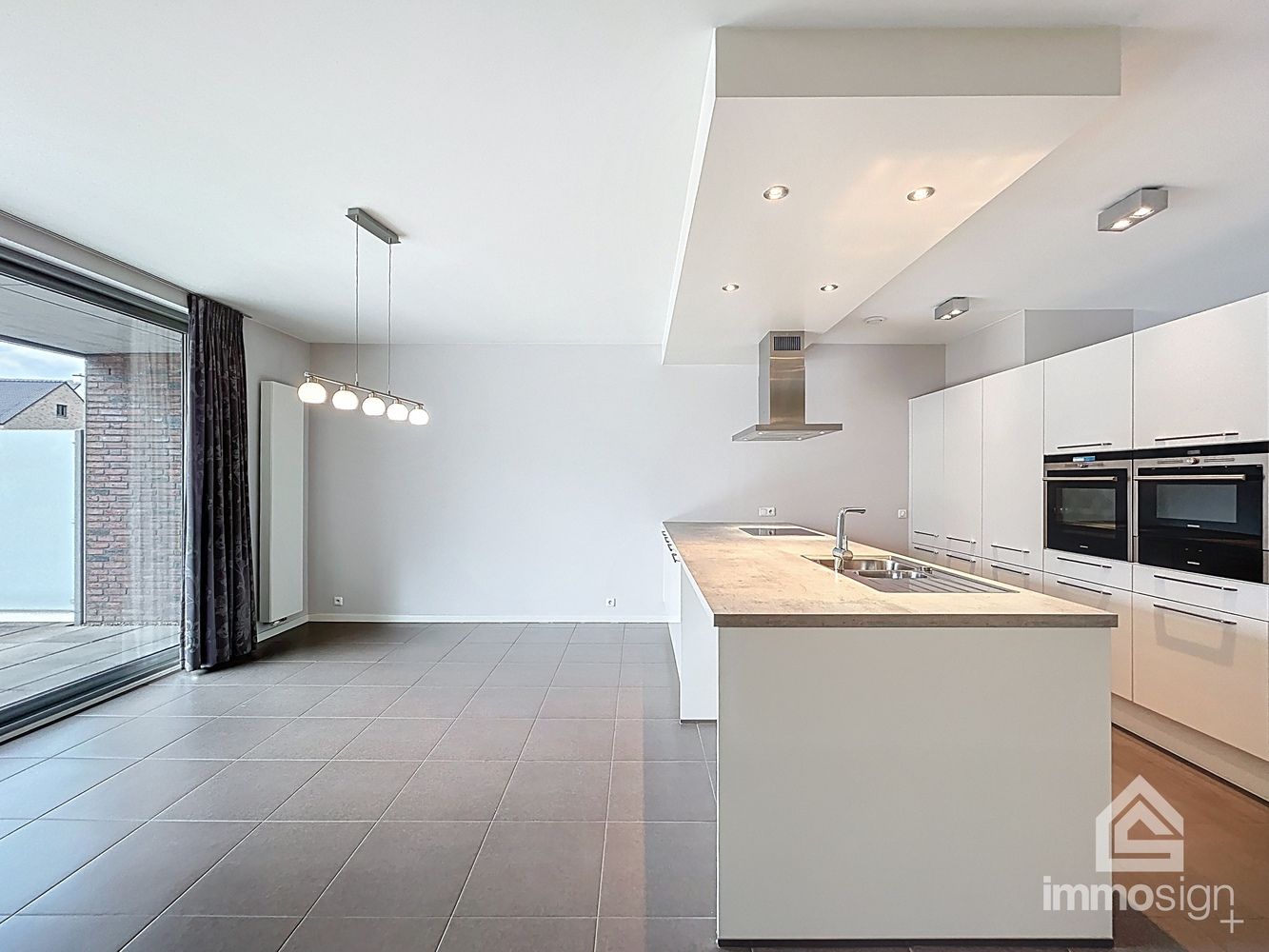 Ruim gelijkvloers appartement (118 m²) in hartje Bree met ruim terras (53 m²), grote kelderberging en extra brede staanplaats foto 5