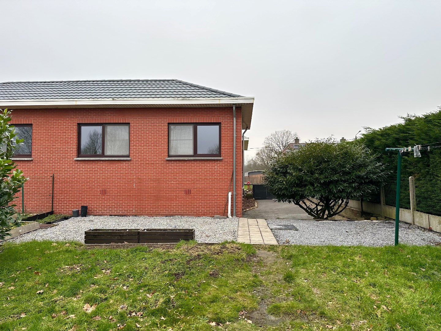 Halfopen woning met ruime tuin foto 22