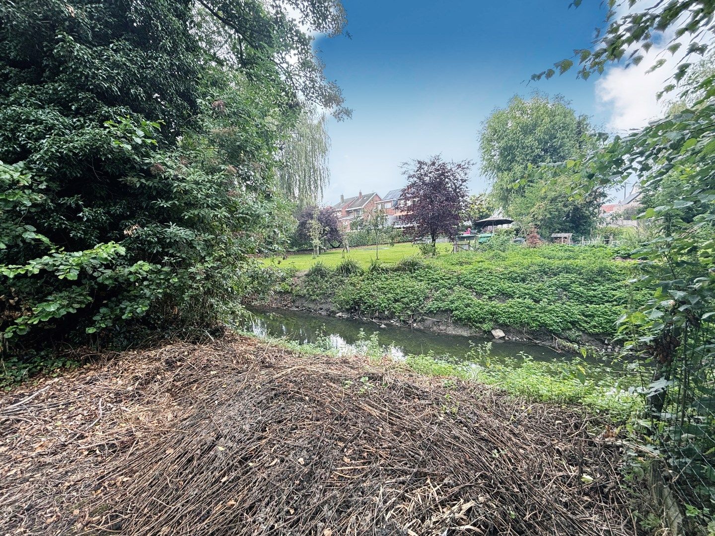 TE RENOVEREN STATIGE WONING MET 2SLPKS (3 MOGELIJK) EN GROTE TUIN (300M²) foto 8