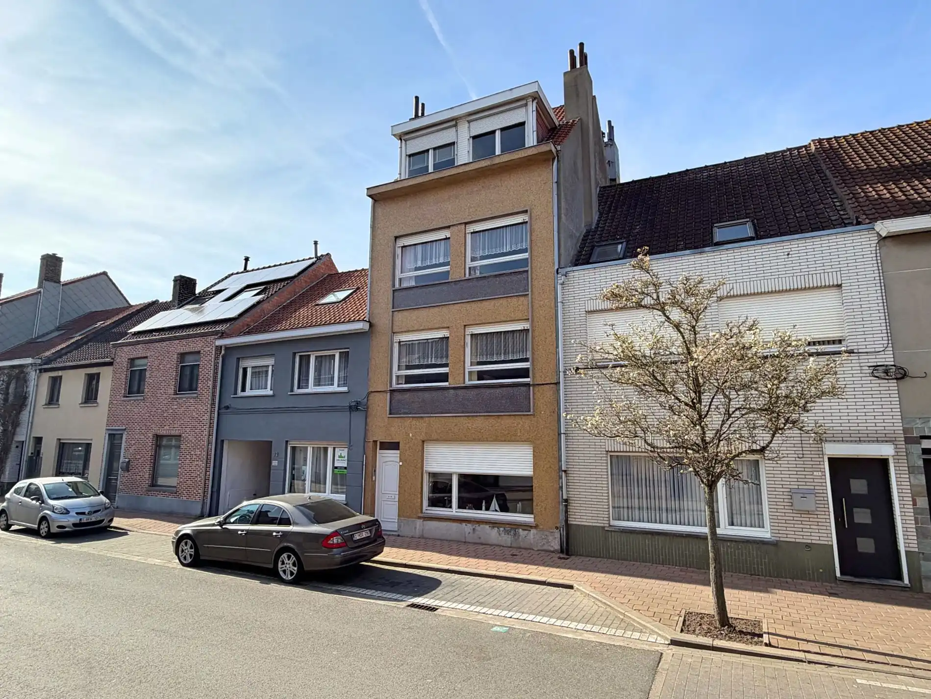 Hoofdfoto van de publicatie: Groot huis met 4 volwaardige bouwlagen te Heist-aan-Zee