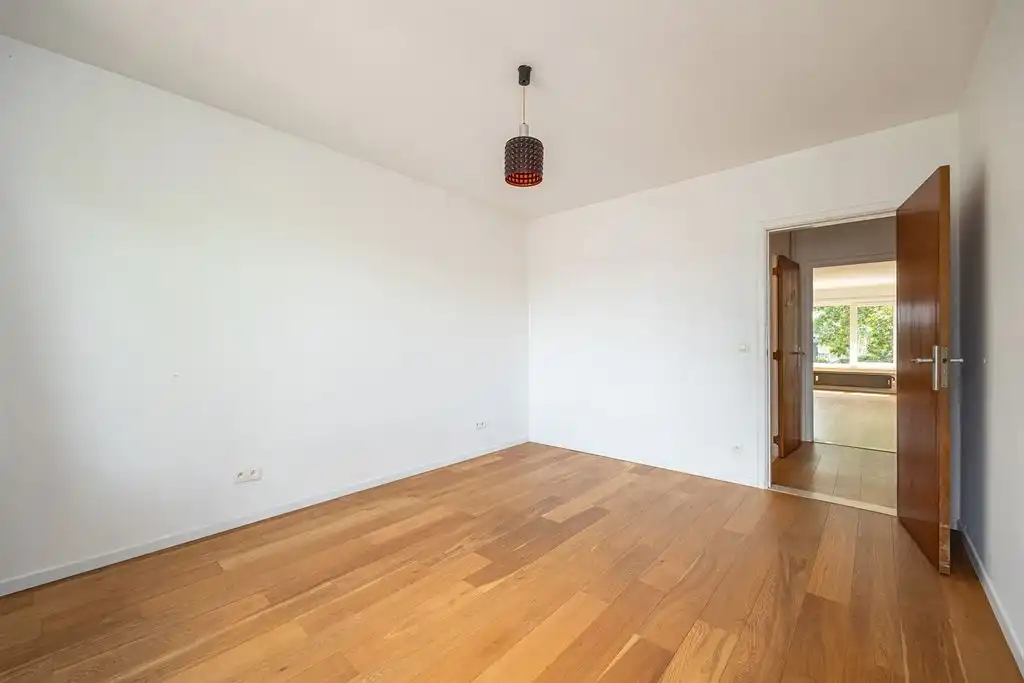 Instapklaar tweeslaapkamerappartement met garage foto 8