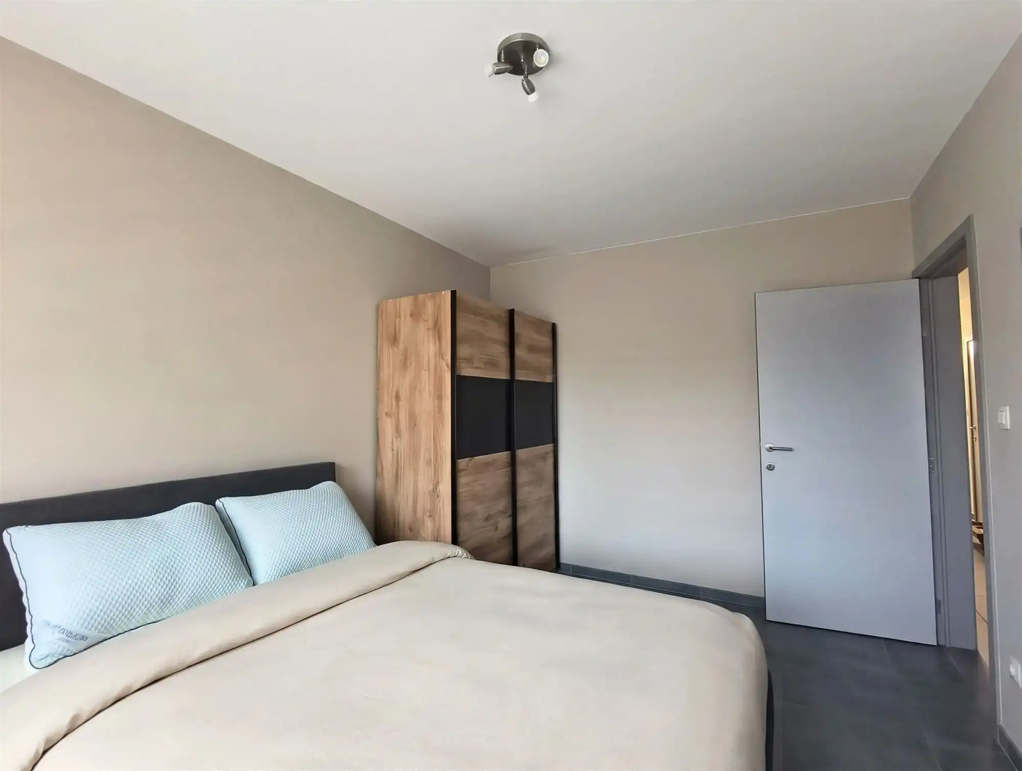 Appartement - Gelijkvloers - met 2 slaapkamers, groot terras en ondergrondse autostaanplaats foto 13