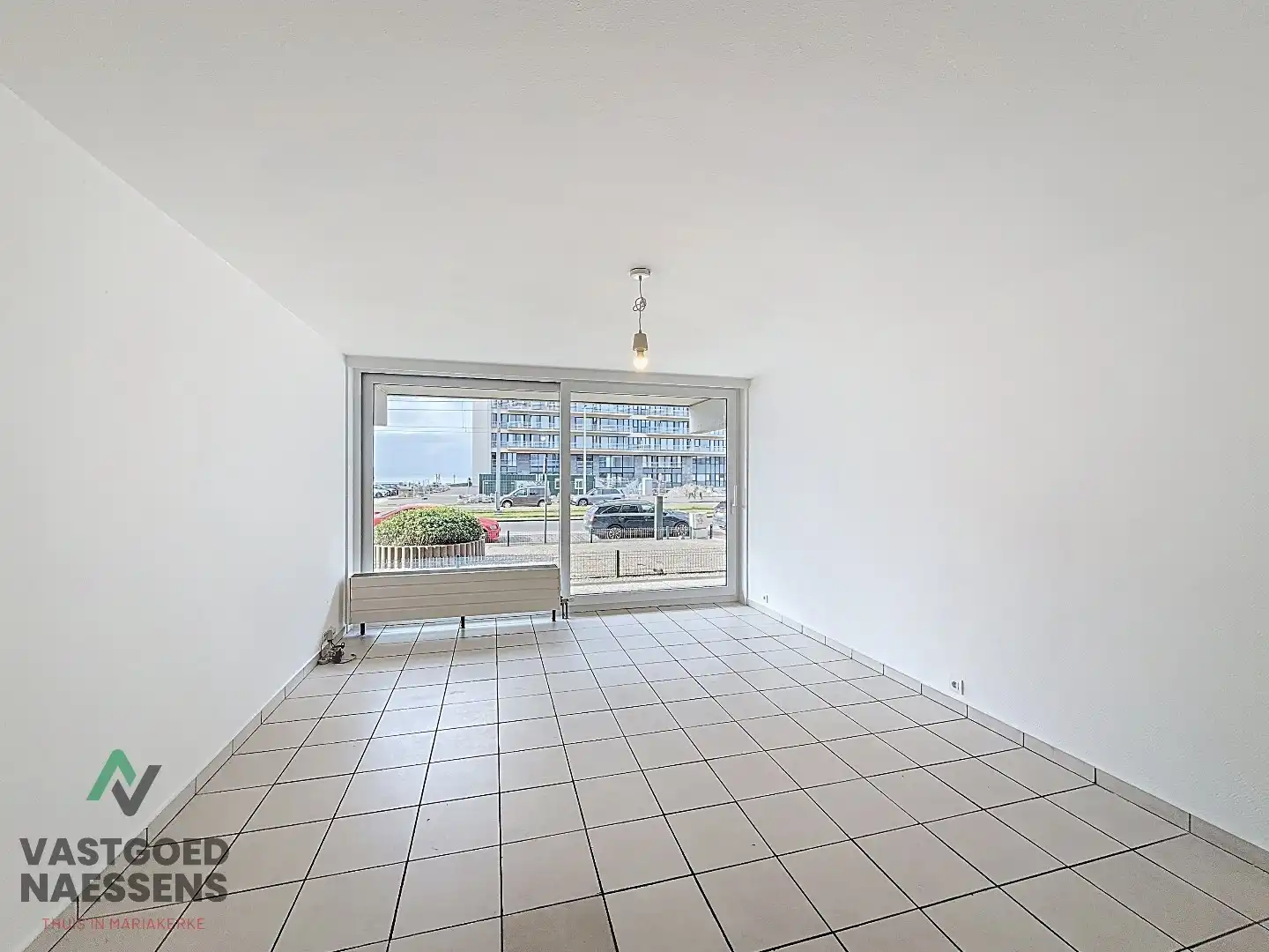 VERNIEUWDE STUDIO VLAKBIJ ZEEDIJK foto {{pictureIndex}}