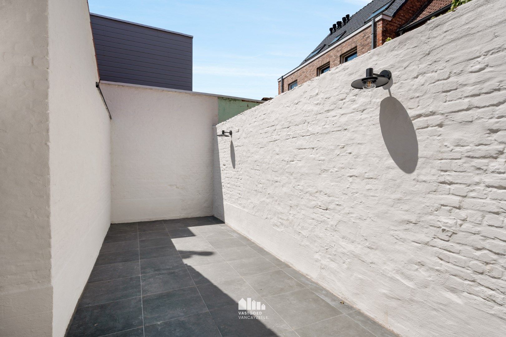 Volledig gerenoveerde herenwoning met grote koer op centrale ligging.  foto 27