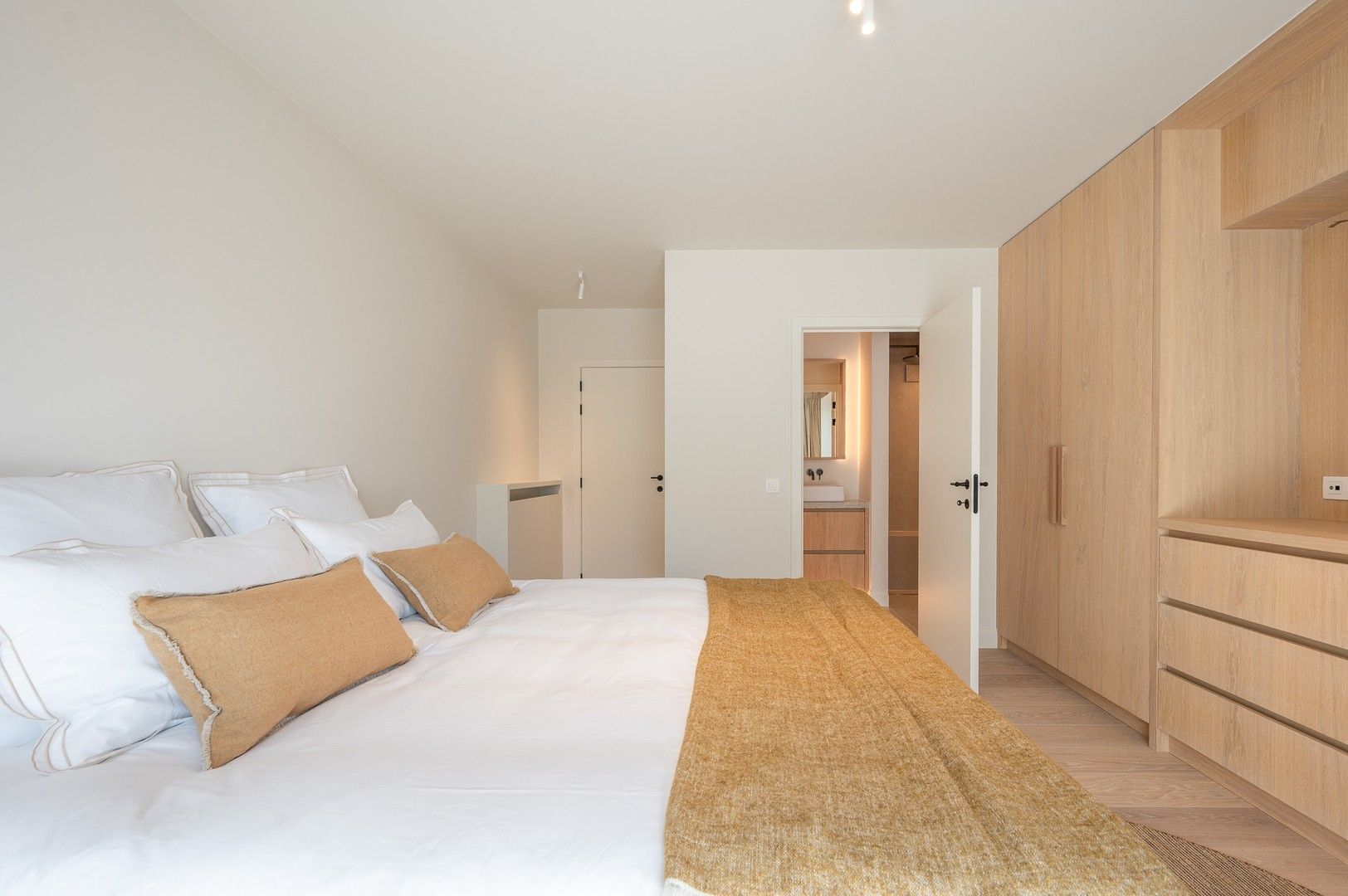 Prachtig en luxueus gerenoveerd appartement met zeezicht, centraal gelegen in het Zoute. foto 11