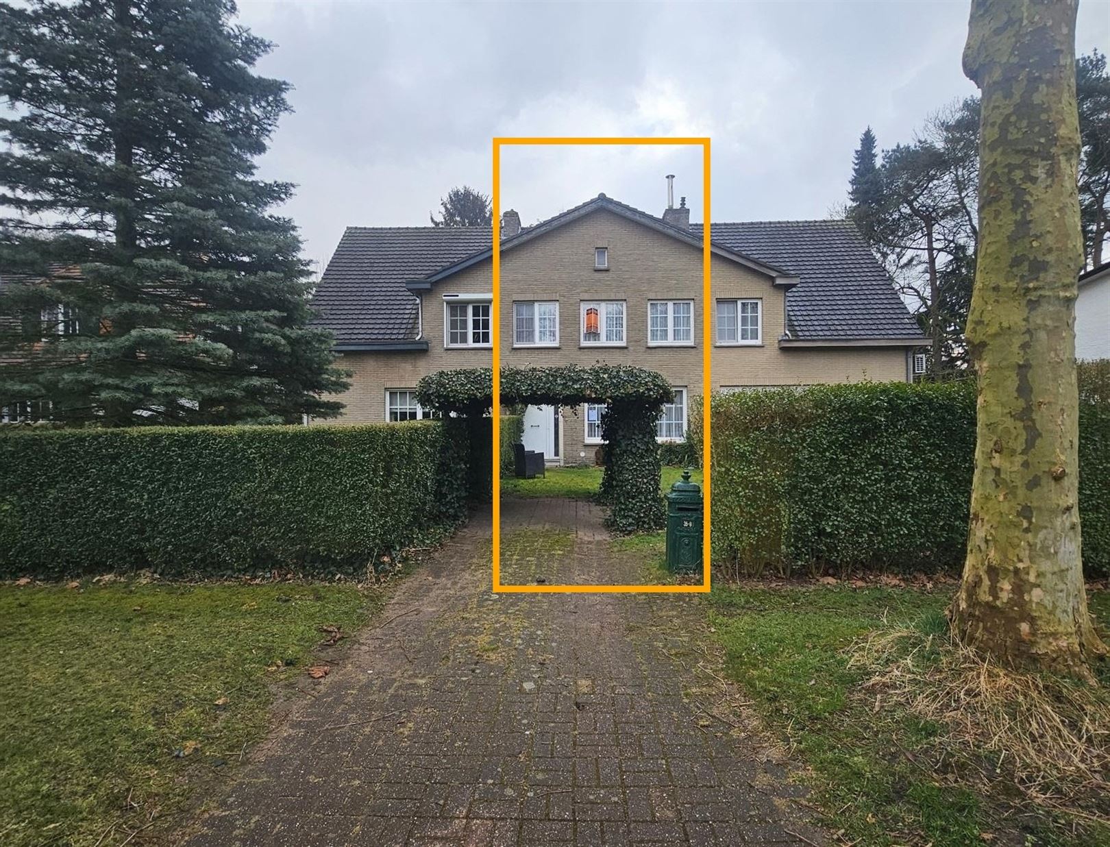 Charmante instapklare woning met o.a. 3 slpks, mooie tuin en oprit. foto {{pictureIndex}}