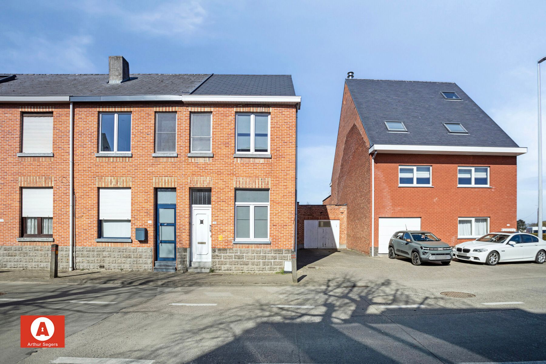 Gezinswoning met 4 slaapkamers, tuin en gerenoveerd dak. foto 2