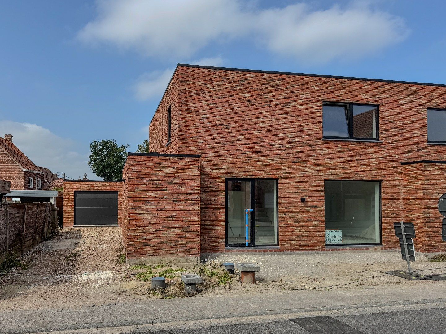 Energiezuinige nieuwbouwwoning met 3 slaapkamers, ruime garage en tuin. foto {{pictureIndex}}