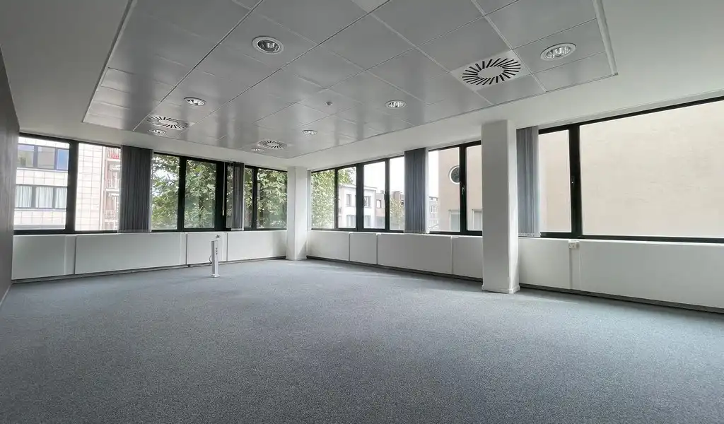 Gelijkvloers kantoor te huur in Royal House te Berchem foto 7