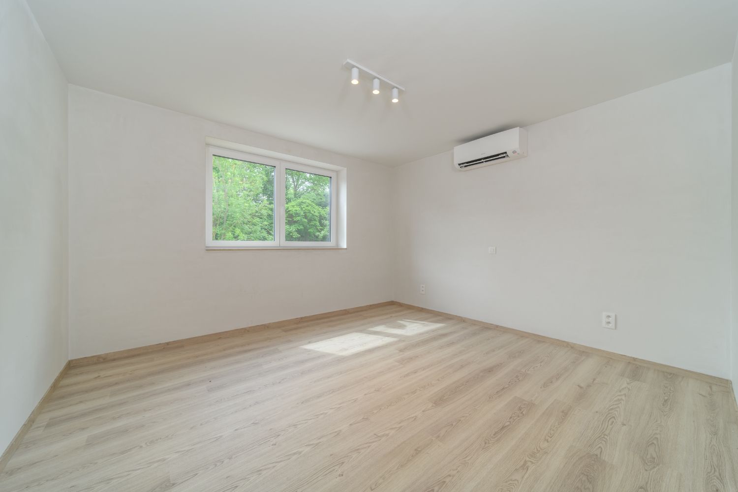 KOKSIJDE: Energiezuinige en kwalitatief afgewerkte nieuwbouwwoning met 3 slaapkamers, carport en gezellig tuintje op 317m² grondopp. foto 14