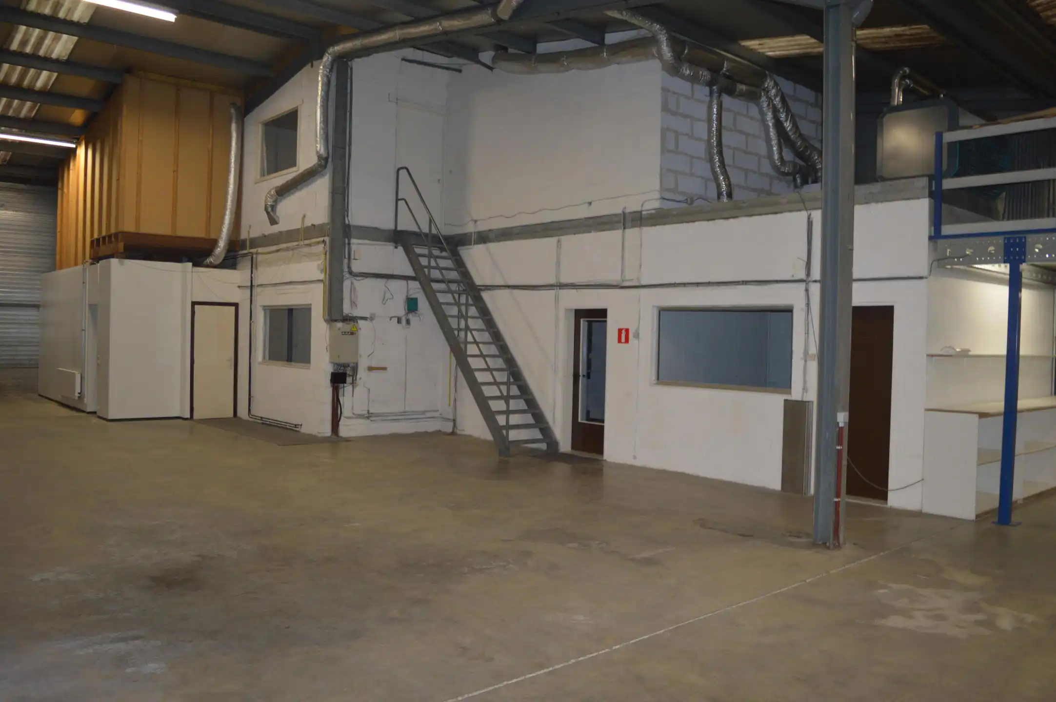 Aartselaar: Magazijn met kantoor te huur foto 10