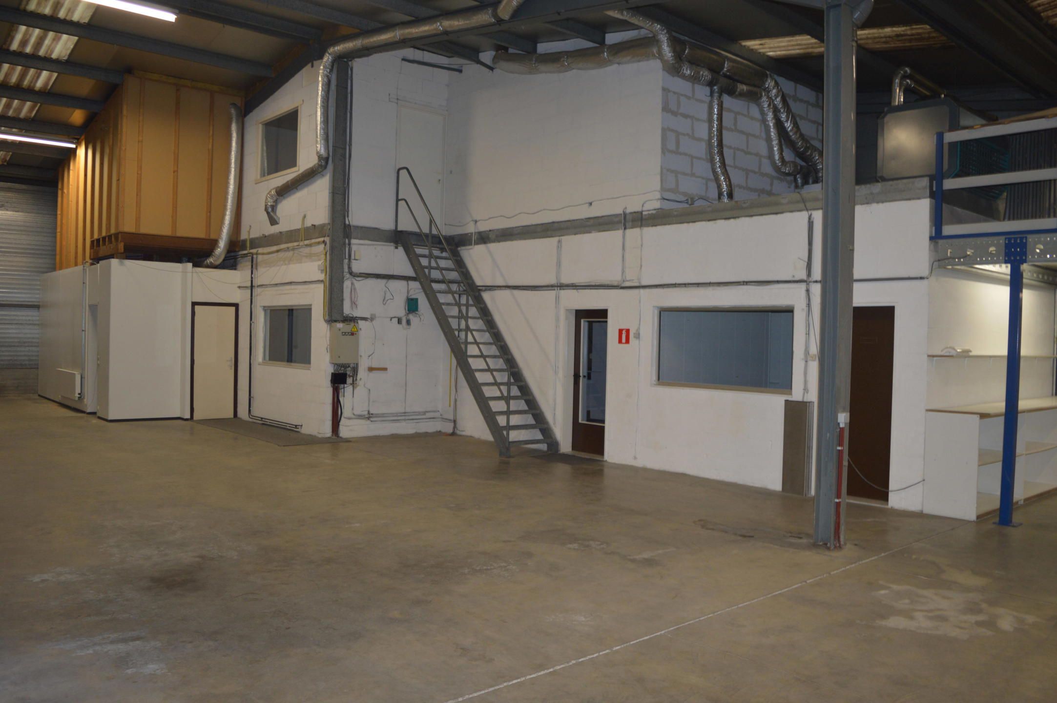 Aartselaar: Magazijn met kantoor te huur foto 10