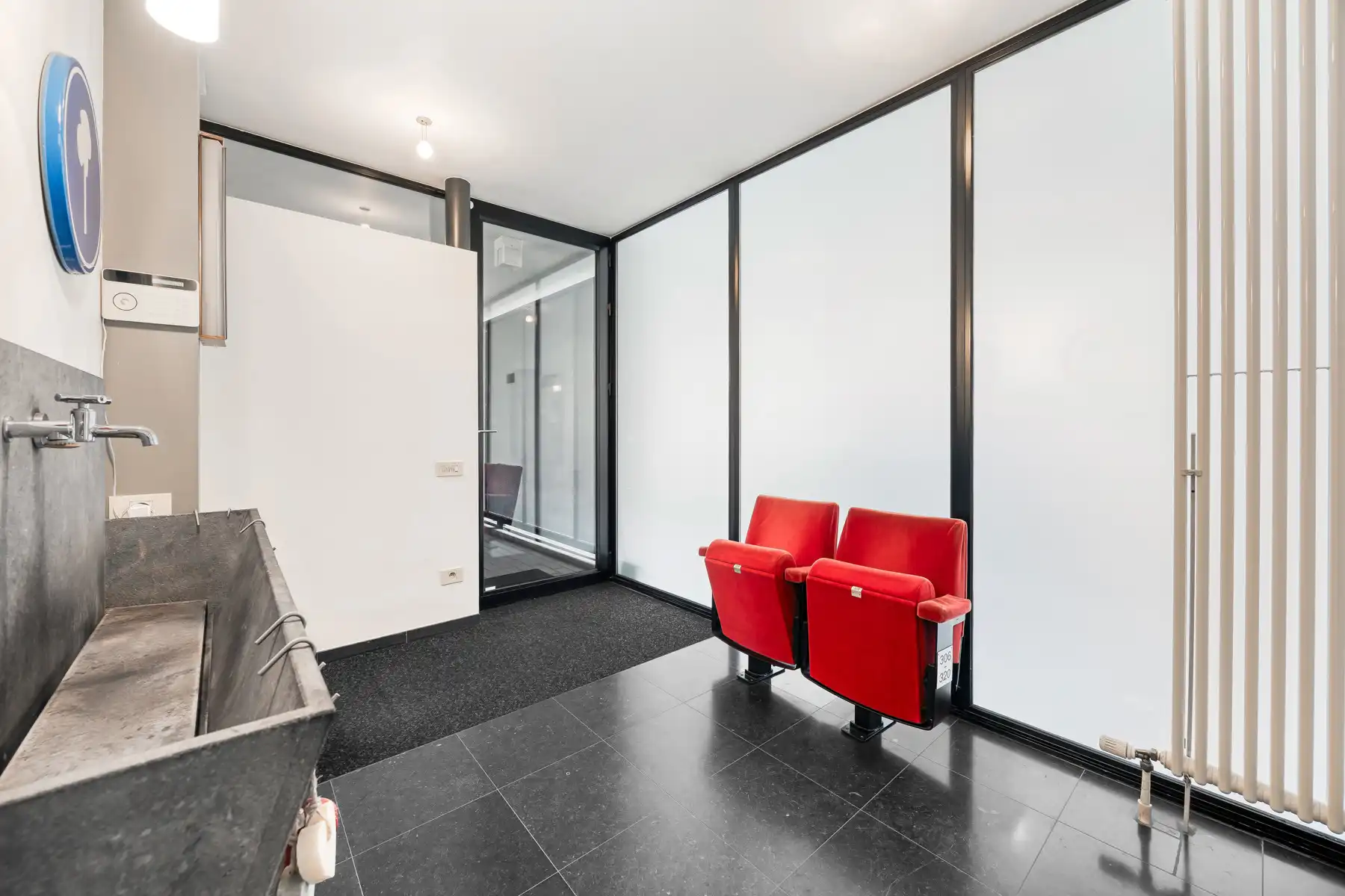 Karaktervolle architectenwoning op toplocatie: Zonnig terras, kamerhoge ramen en EPC B foto 3