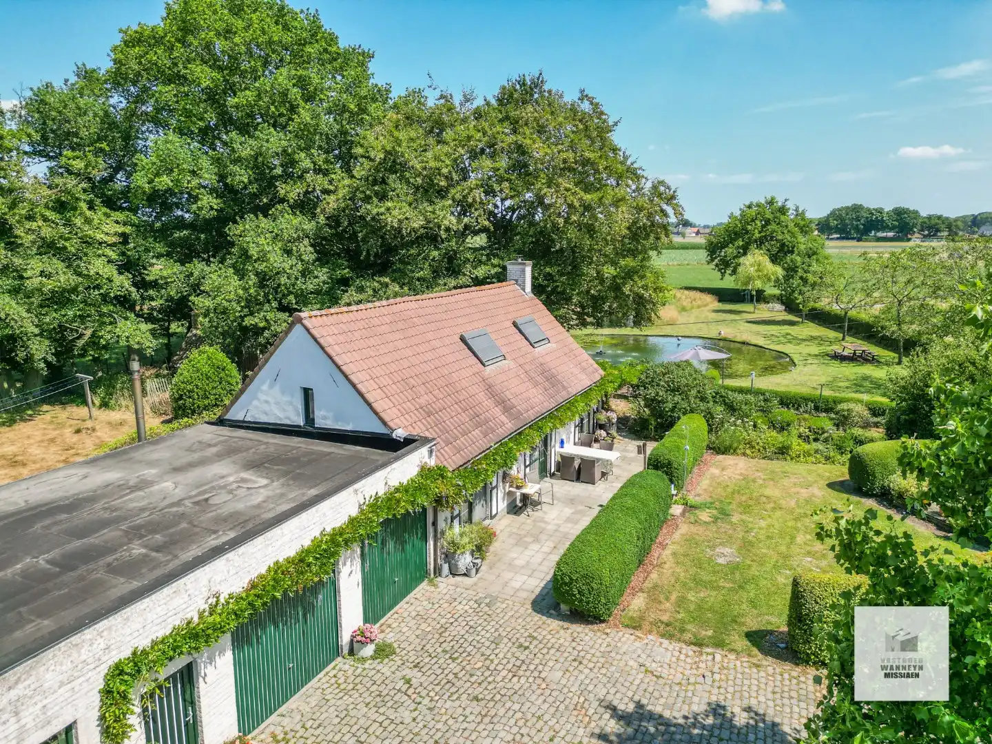 Idyllisch gelegen woning op 3.928 m2 met natuurlijke zwemvijver en 360° vergezicht foto 4