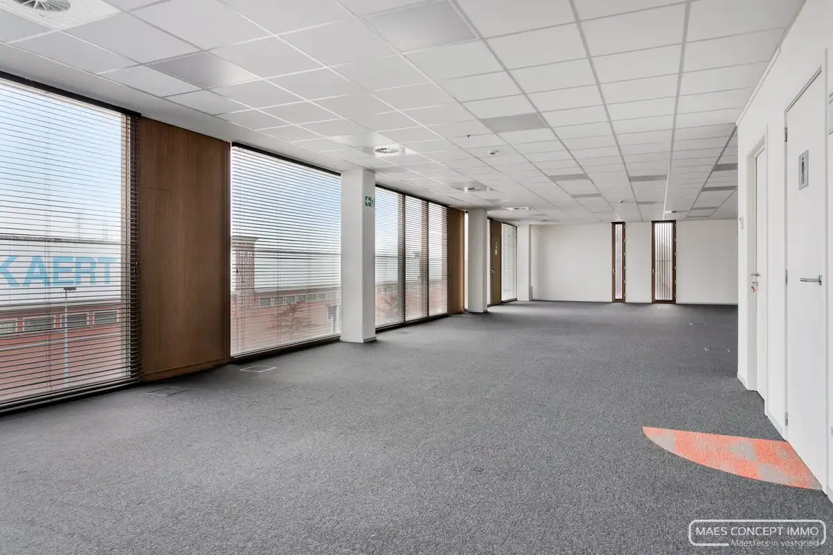 Kantoorruimte te huur vlakbij E17 te Zwevegem foto 8
