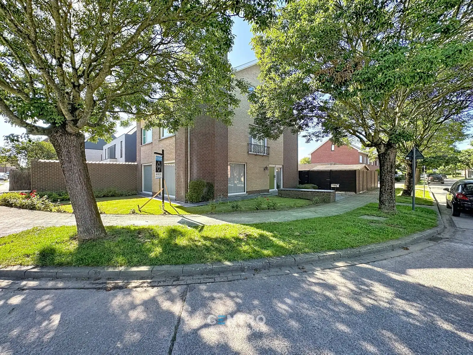 Interessante woning te Oekene met 5 slpks, garage én 4 parkeerplaatsen! foto 2