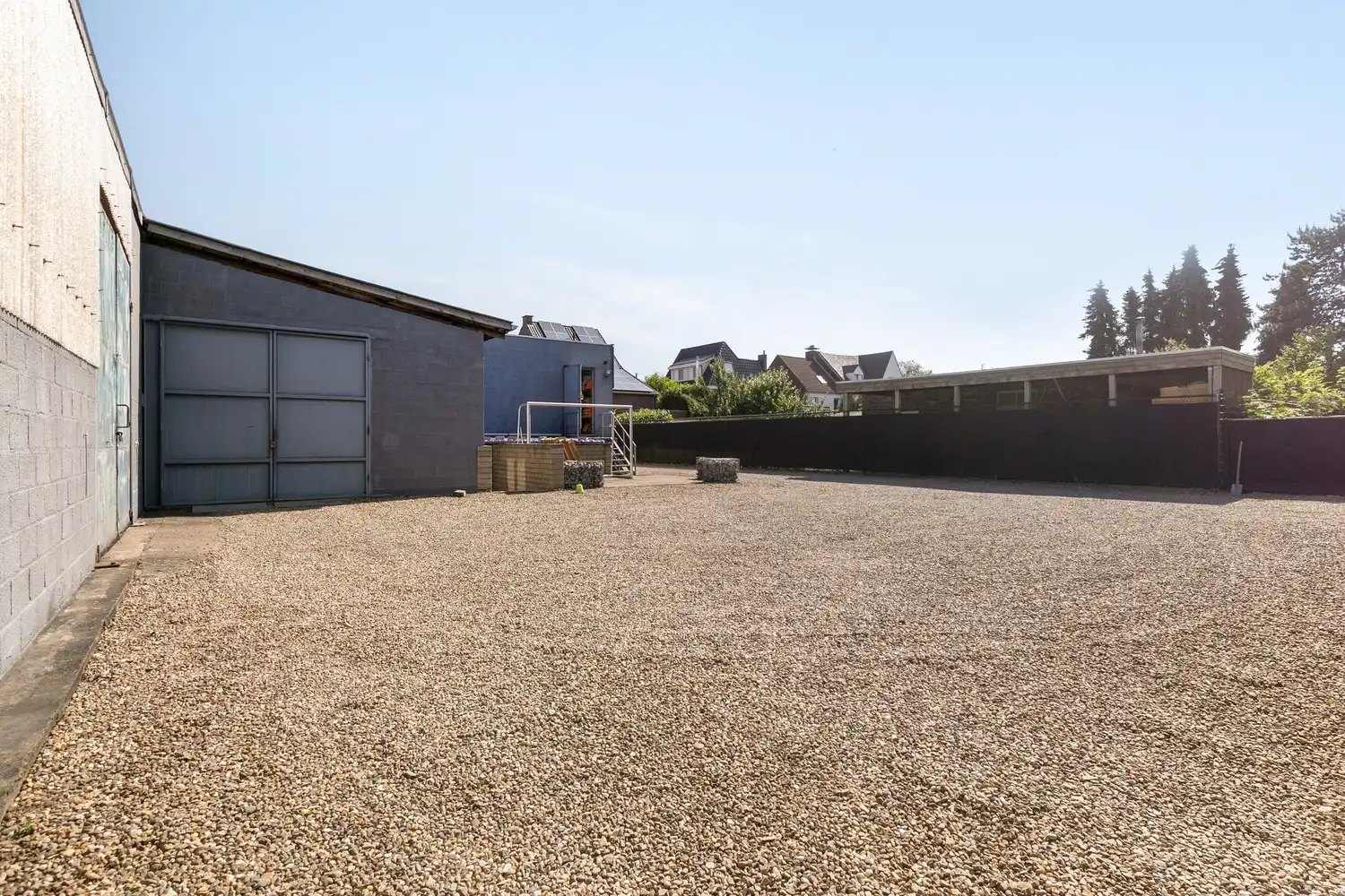 Handelsruimte met luxe duplex-appartement en verhuurde loodsen op het industrieterrein in Lanaken foto 22