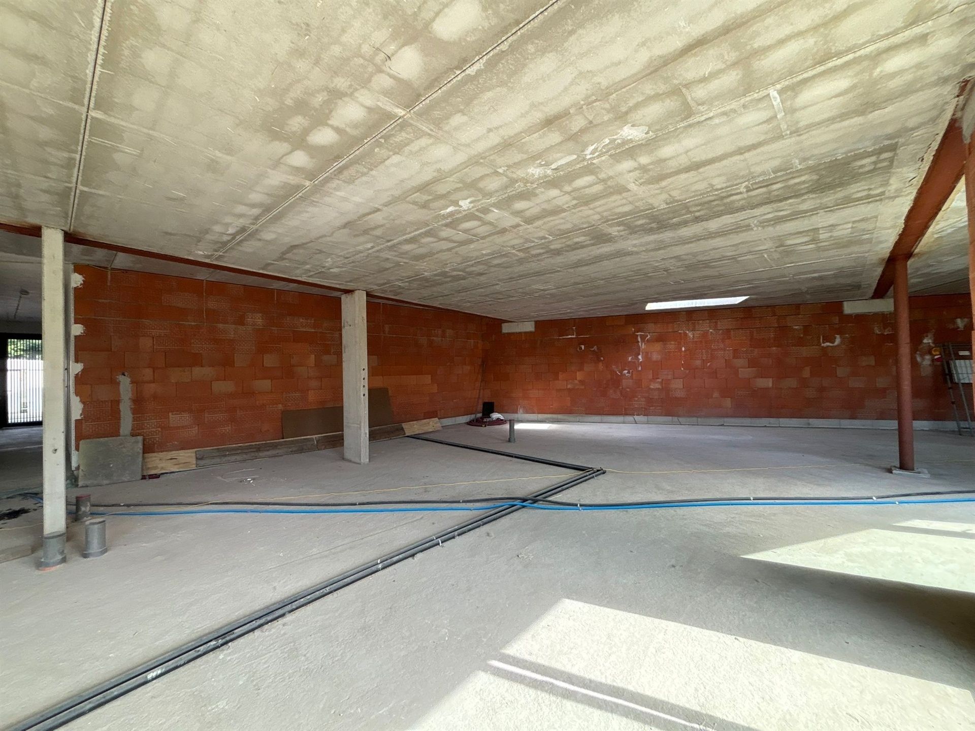 Nieuwbouw handelsruimte op commerciële liggen in het centrum! foto 6