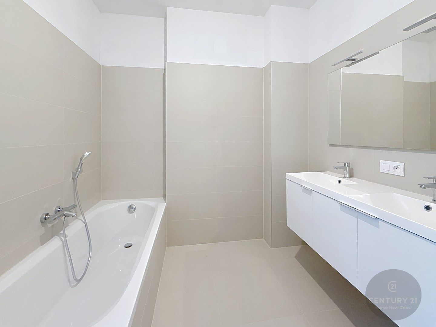 SUBLIEM nieuw 2 slaapkamer app met TERRAS! foto 12