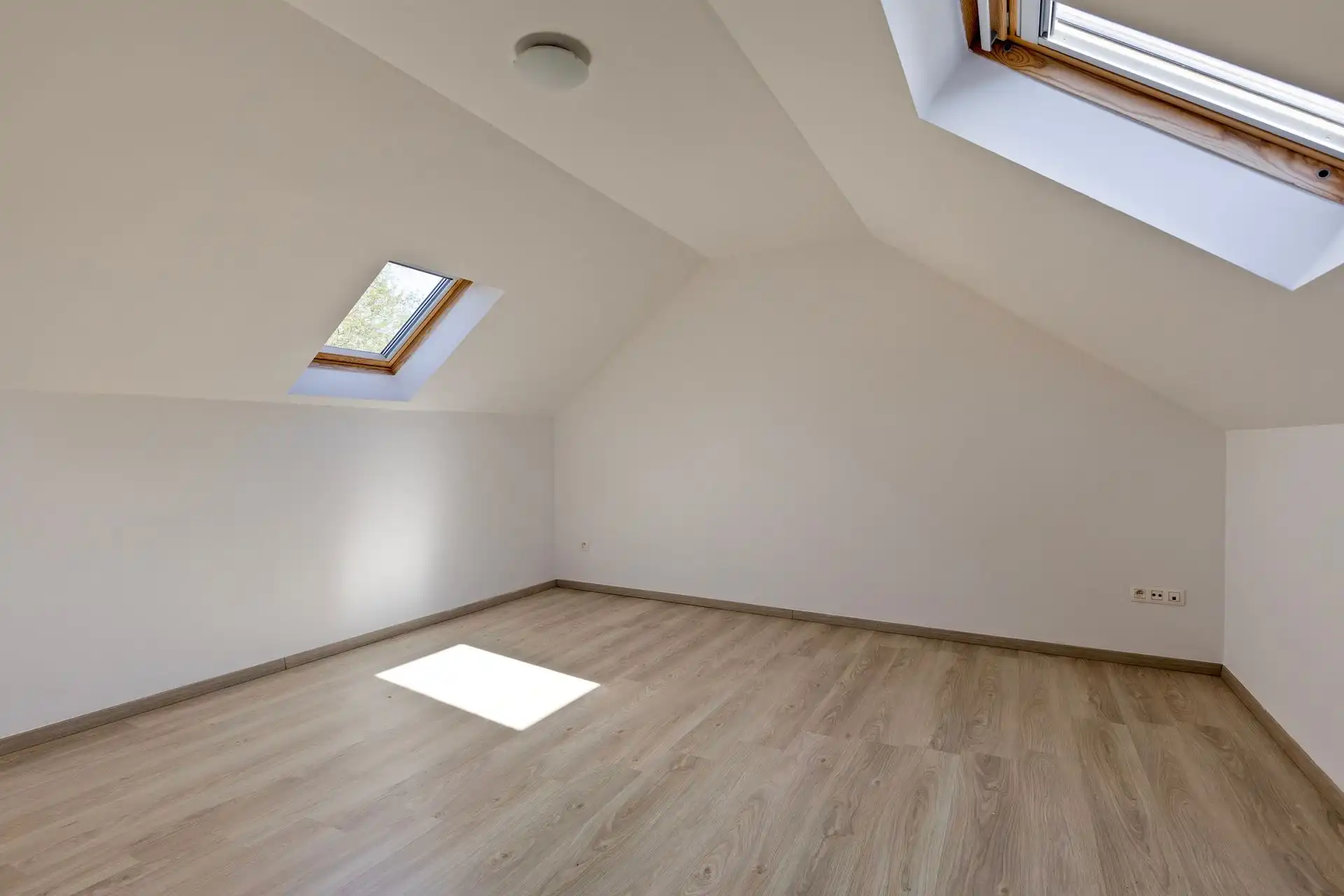 Nieuwbouw van 2012 in rustige straat foto 19