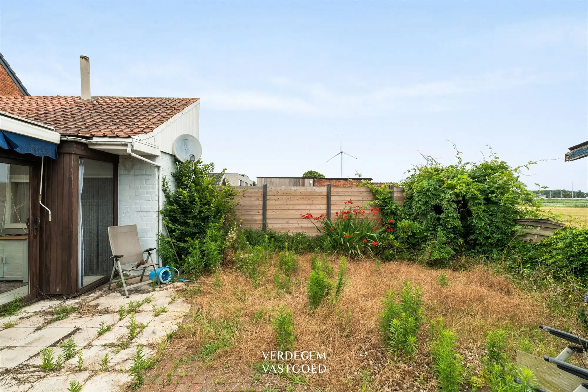 Te renoveren gezinswoning met garage, tuin en open zichten foto 15