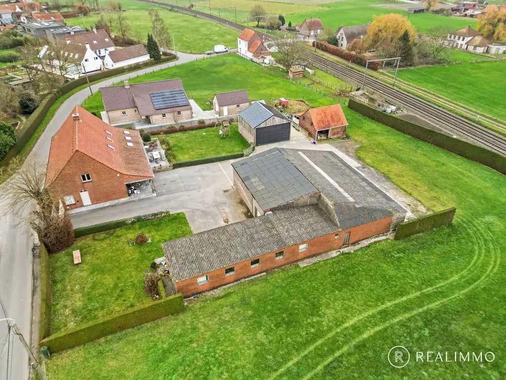 Zéér ruime rustig gelegen villa met bijgebouwen op  8.292m² foto 4