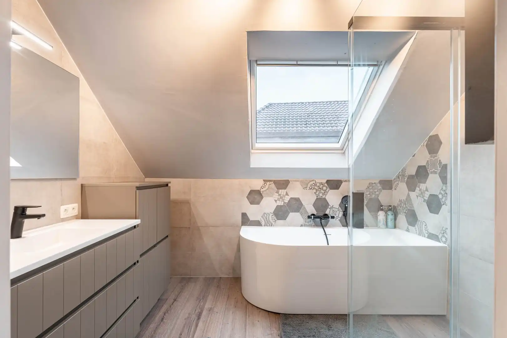 Instapklare woning met commercieel gelegen handelspand te Halen foto 17