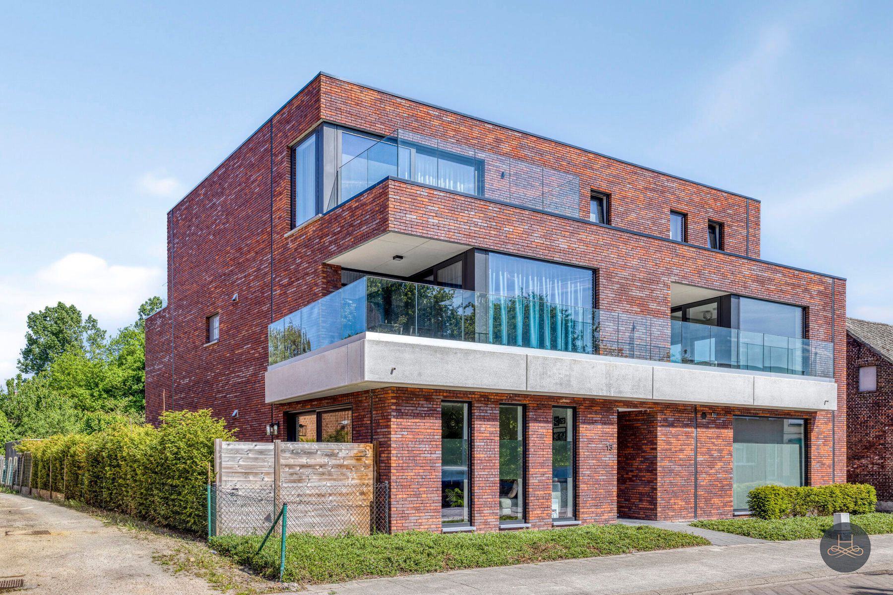 Lichtrijk, recent gelijkvloers appartement met toffe tuin foto {{pictureIndex}}
