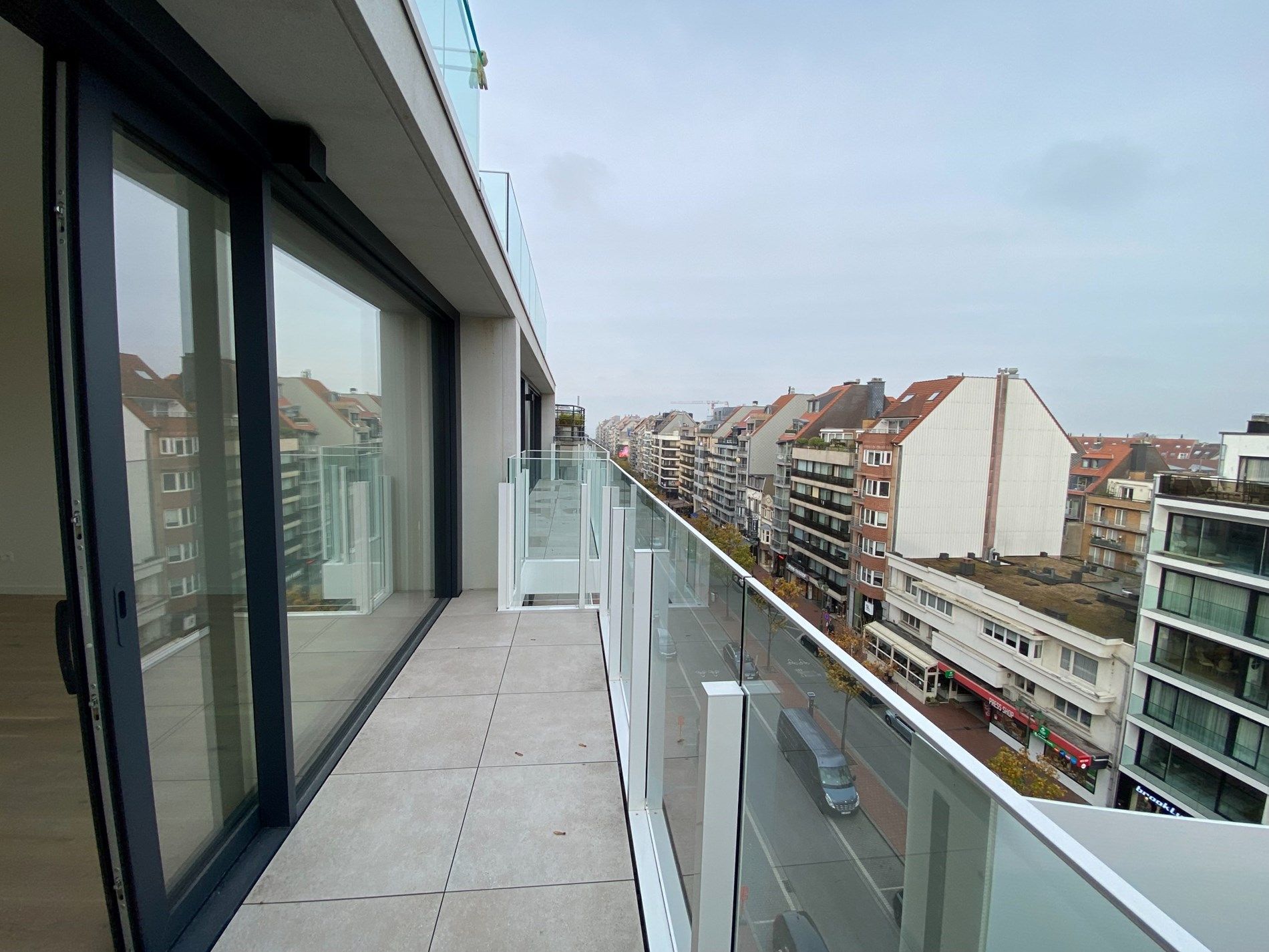 ONGEMEUBELD - Nieuwbouw appartement met 2 slaapkamers gelegen op de Lippenslaan te Knokke met een OPEN ZICHT over de GOLF!  foto 1