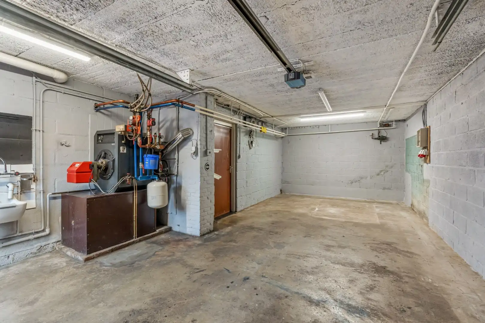 Halfvrijstaande woning op een perceel van 7a31ca, met aparte bureelruimte en inpandige garage! foto 24