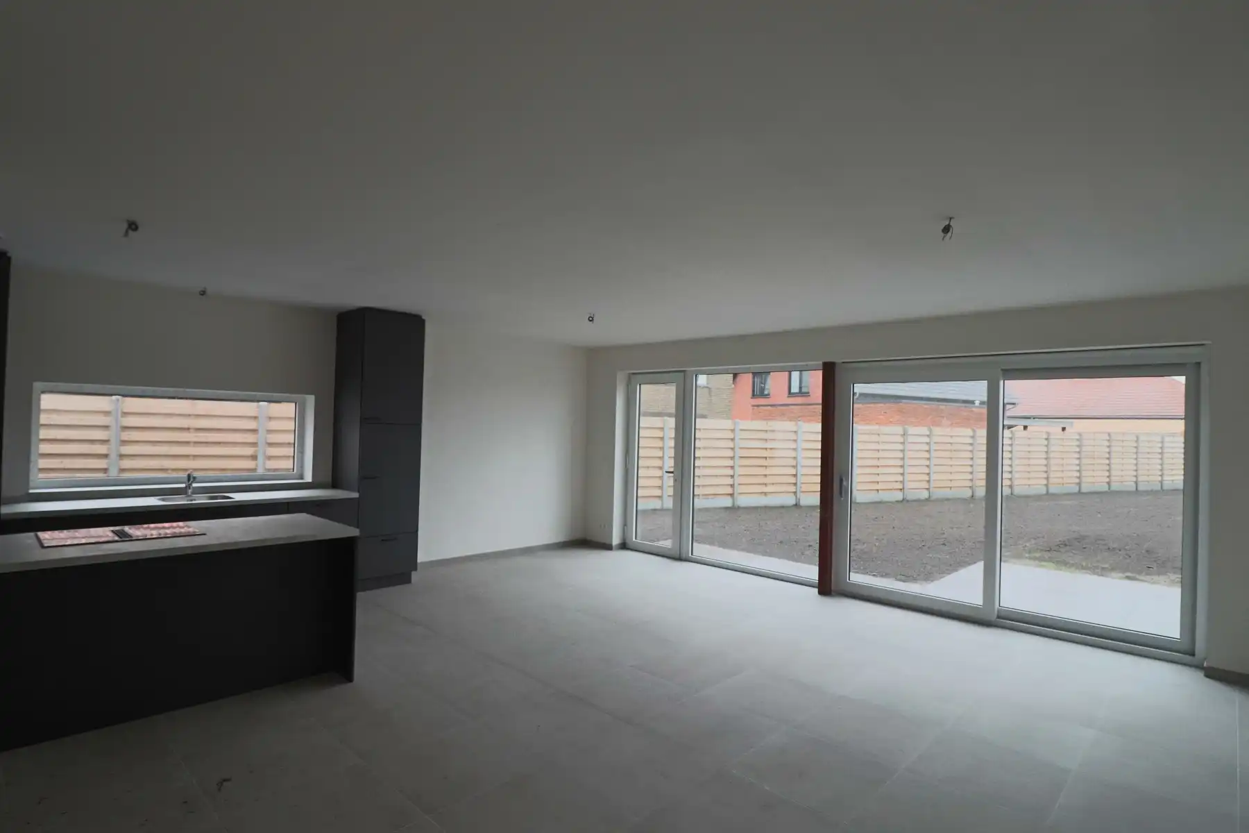 Halfopen woning met 3 slaapkamers en inpandige garage. foto 6