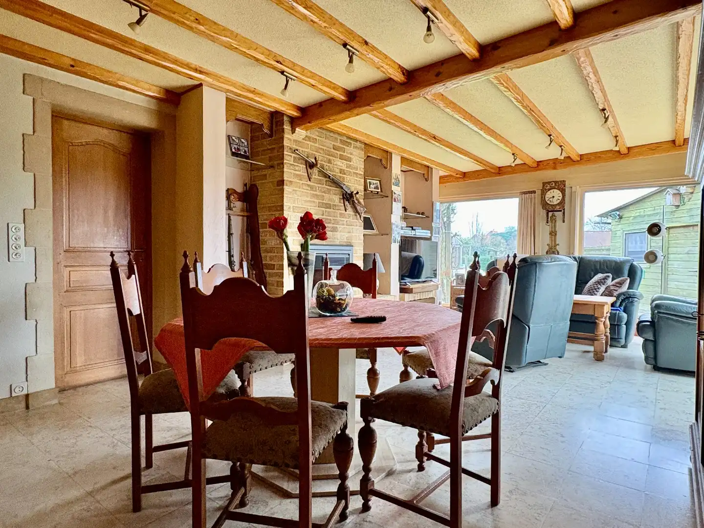 Gelijkvloerse woning op 628 m², 3 slaapkamers, mooi aangelegde tuin en garage. foto 5