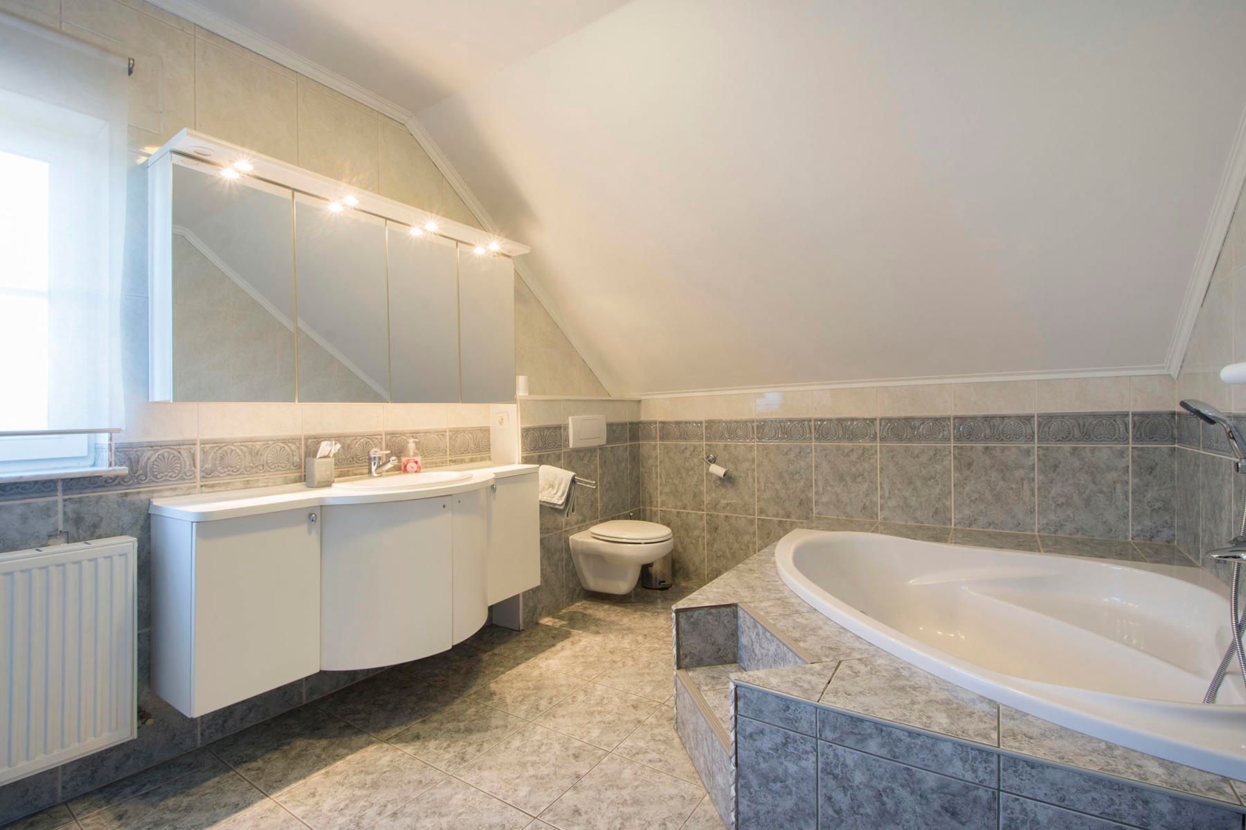 Ruime woning met 4 slaapkamers en tuin+ volledige kelder. foto 6