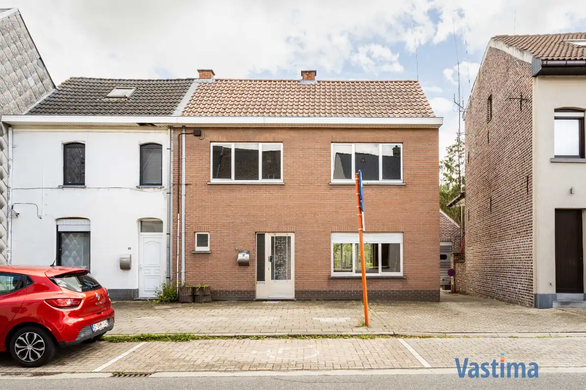 Hoofdfoto van de publicatie: Te renoveren woning met 3 slaapkamers, garage en tuin