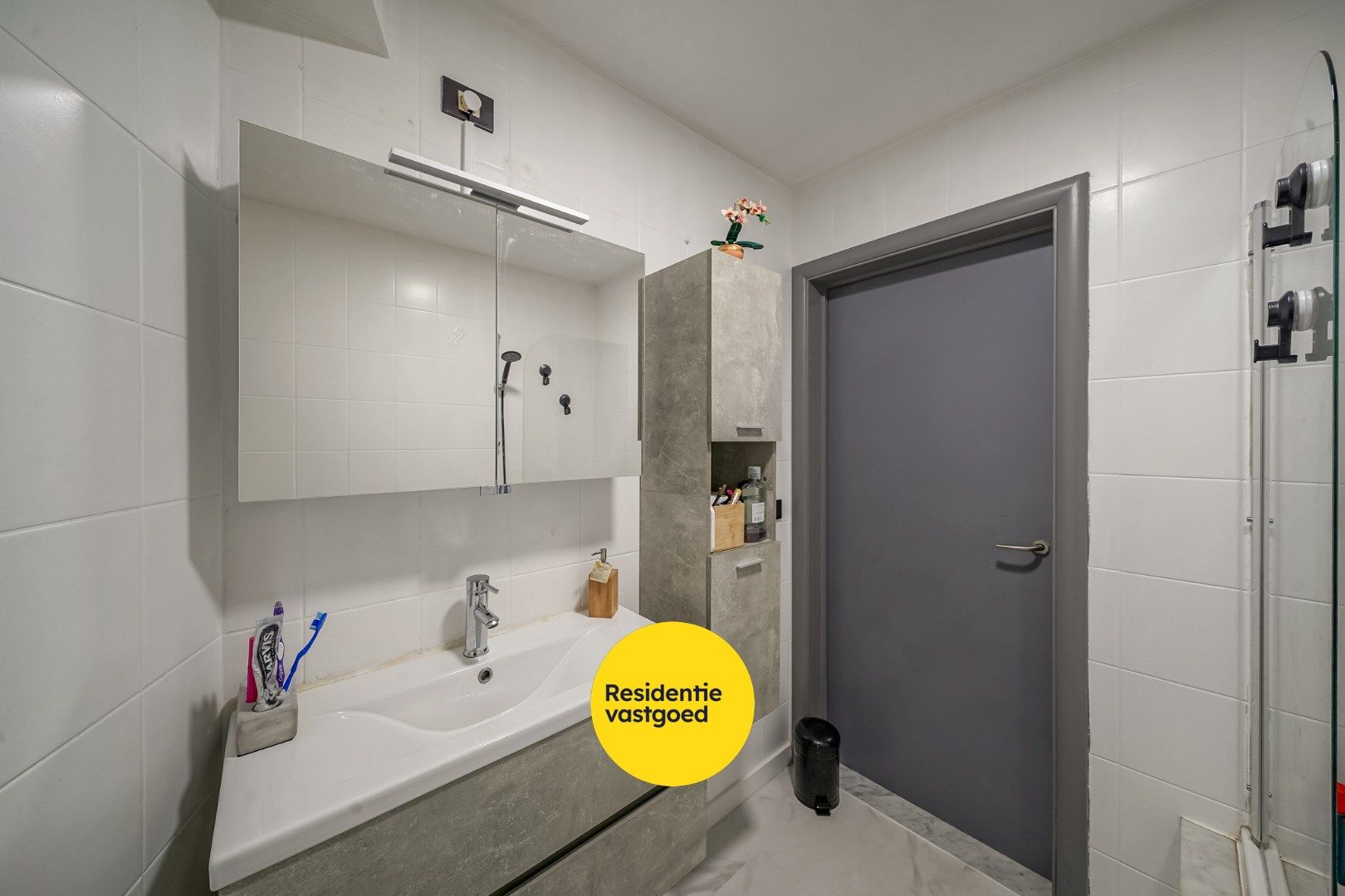 Instapklaar 2-slaapkamerappartement met ruim terras vlakbij het strand te Bredene foto 11