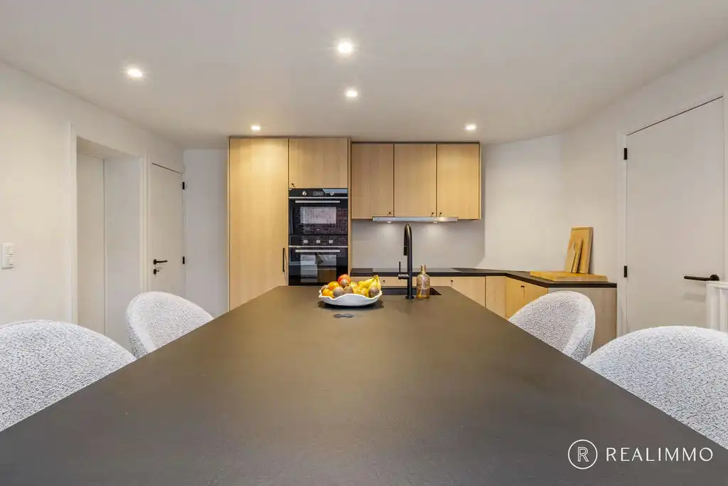 Stijlvol gerenoveerde woning met 4 slaapkamers foto 3