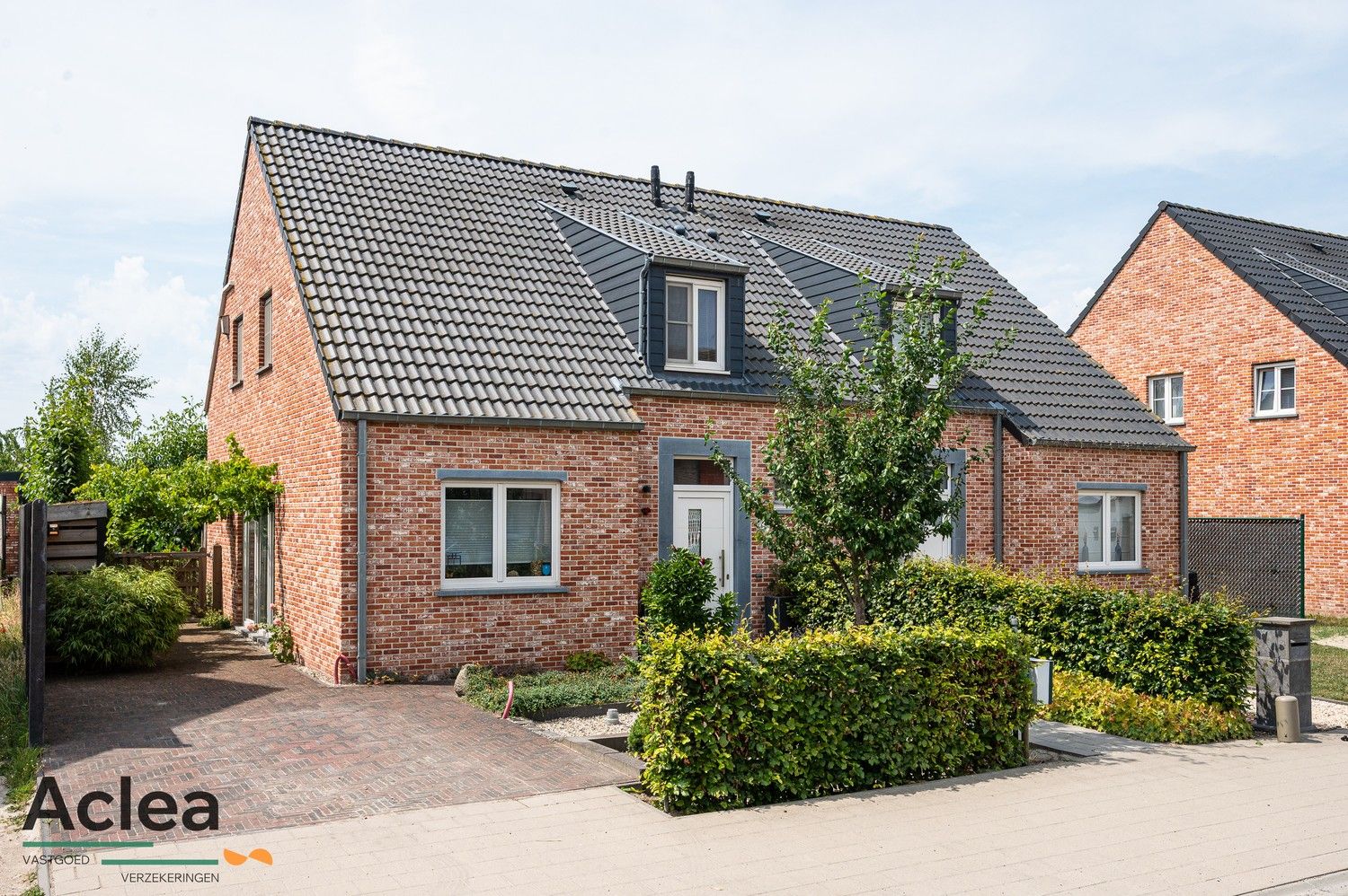 Halfopen bebouwing met weelderige tuin foto {{pictureIndex}}