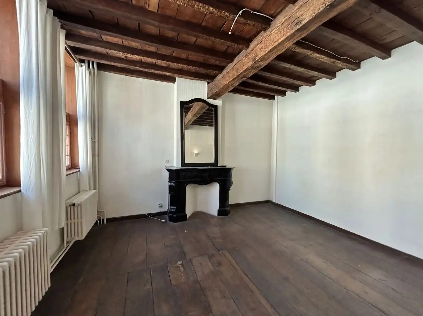 Stijlvolle handelsruimte met bovenliggende woonst, stadstuin en parkeerplaats in het centrum van Maaseik. foto 8